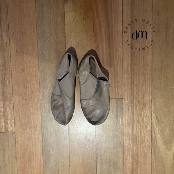 Pre-loved Capezio leather | jazz shoes | size 5 (street shoe est)