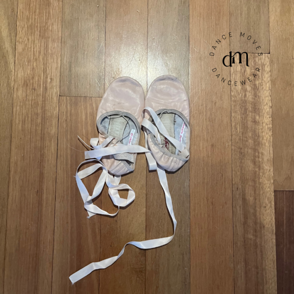 Pre-loved Capezio leather | ballet shoe with ribbons | size 4 (street shoe est)