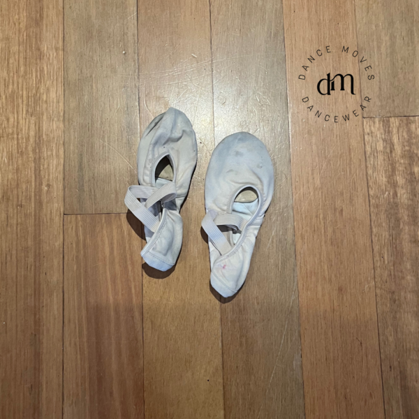 Pre-loved Capezio canvas | ballet | size 4 (street shoe est)